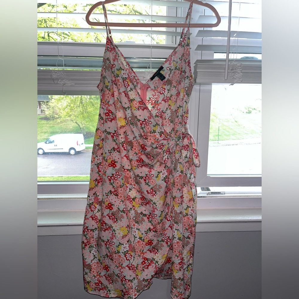 Mid length dress. It ties on a side giving a “wrap effect”. It doesn’t stretch.